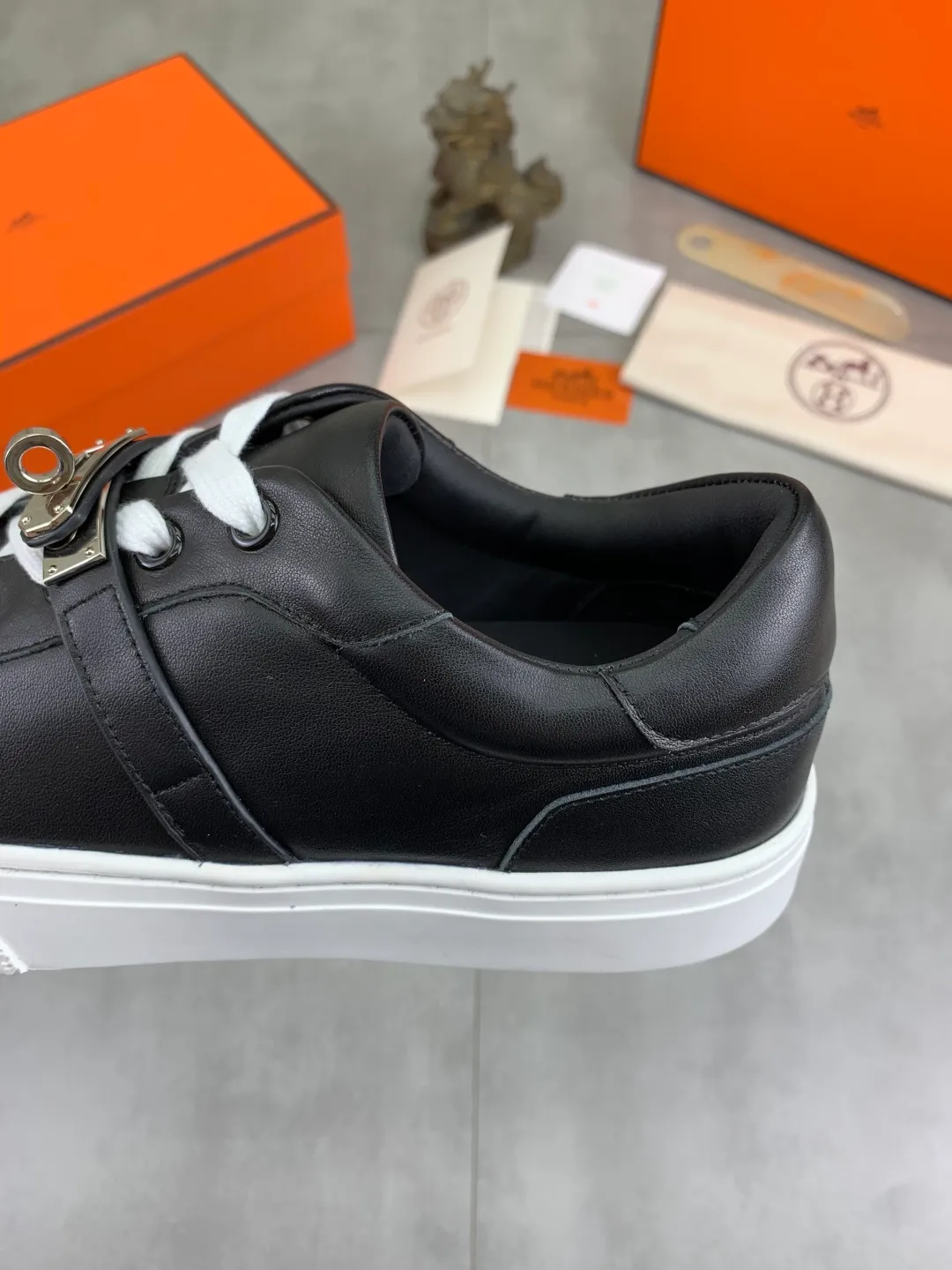 Men's men's shoes 💰P640 New Hermes top version Hermès classic couple style #𝐊𝐞𝐥𝐥𝐲 buckle casual white shoes skateboard shoes that will not conflict with shoes at all. Full of unknowns, Hermès rarely produces flat casual shoes and they are paired with classic palladium-plated Kelly shoe buckles! You'll fall in love with it at first sight. It's super versatile and can be worn with any skirt or pants. 🉑️Close your eyes and wear it. It's super noble. Fabric: Specific cowhide/canvas material. Lining: Sheepskin lining. Outsole: Original molded TPU outsole. Size: 35-45.
